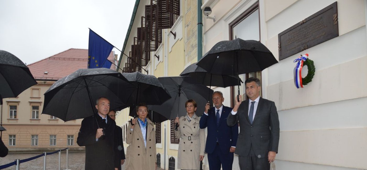 Predsjednik Vlade Andrej Plenković položio lovorov vijenac u povodu 26. obljetnice raketiranja Banskih dvora